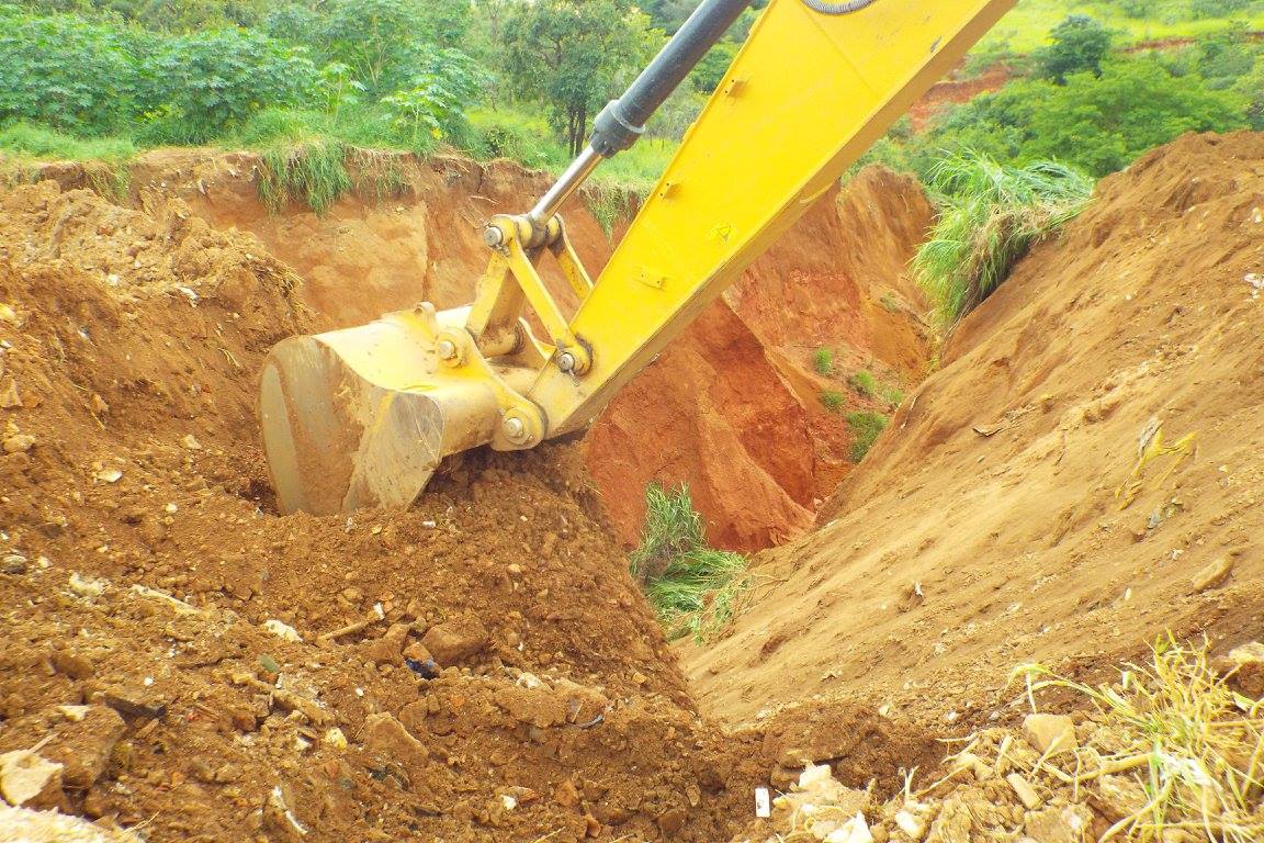 Máquinas da Prefeitura iniciaram trabalhos de contenção em buraco do Jardim Aeroporto I (Foto: Divulgação vereador Claudinei)